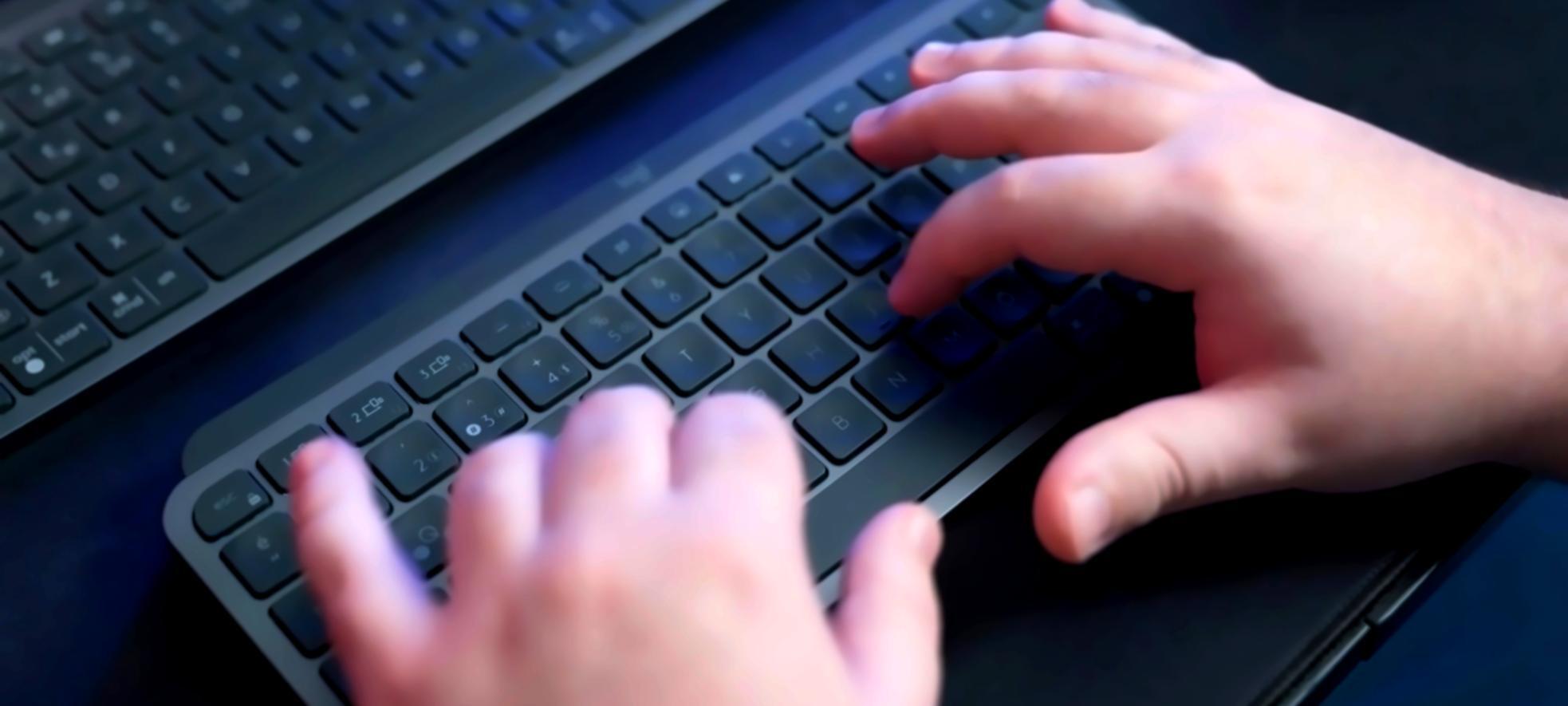 Professionnel analysant des données financières sur plusieurs écrans dans un bureau moderne